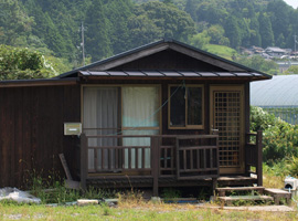 土地に付属されていた作業小屋。 お風呂は追加で建て増しをされ 漆原さんの居住スペースになっています。