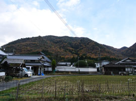 山に囲まれ、近くには八塔寺川が流れ 自然豊かなところ