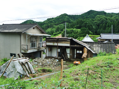 （解体後）廃屋を近隣の方に手伝ってもらい解体作業