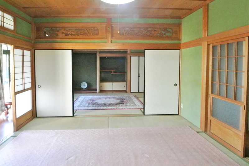 和室の続き間と、屋久杉を使用した彫刻欄間