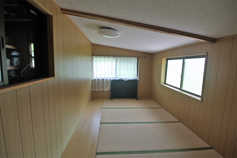付属建物・内部：和室と板場のスペース