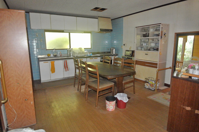 母屋:LDK(ダイニングキッチン)