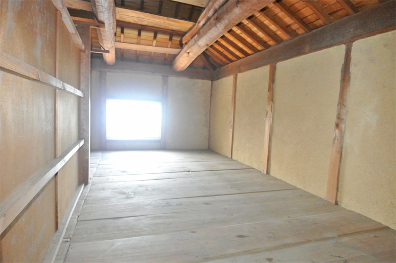 2階:屋根裏物置