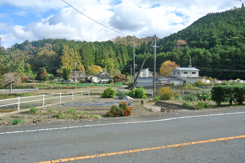 道向かいにある付属農地