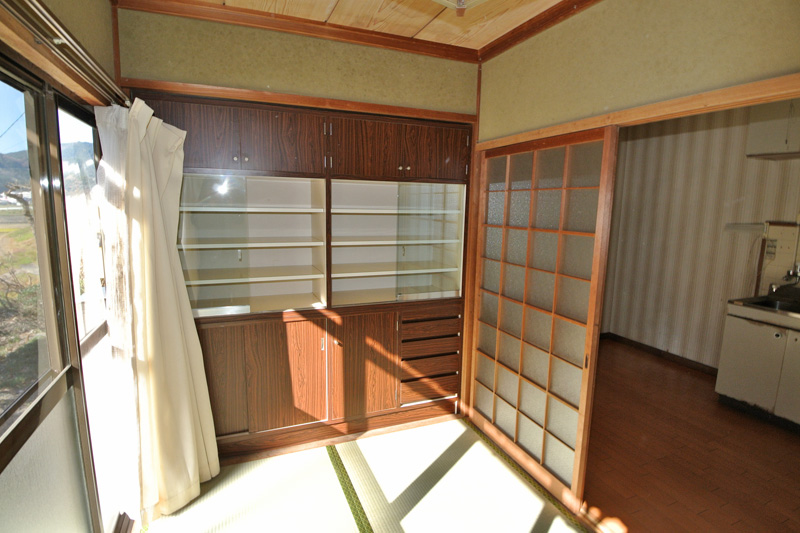 1階:和室(食器棚有)