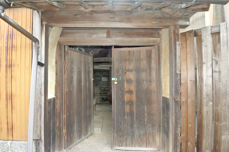 家屋裏の門扉