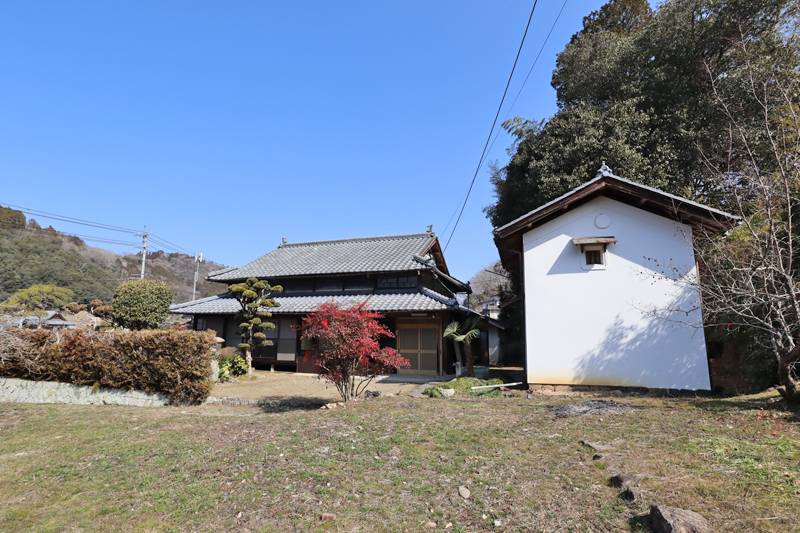 物件外観(母屋と蔵)