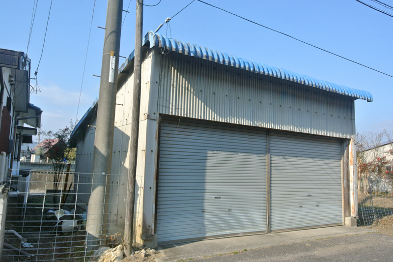敷地向かい側にある車庫兼倉庫