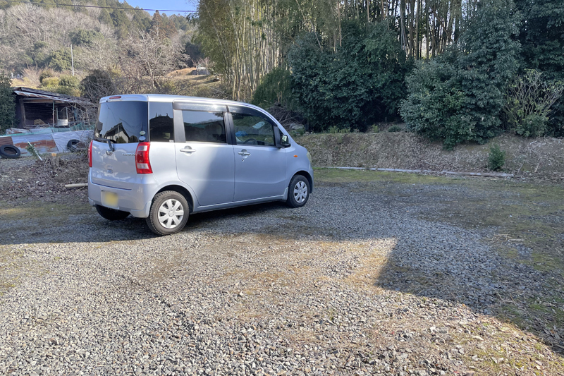 家屋裏の駐車スペース