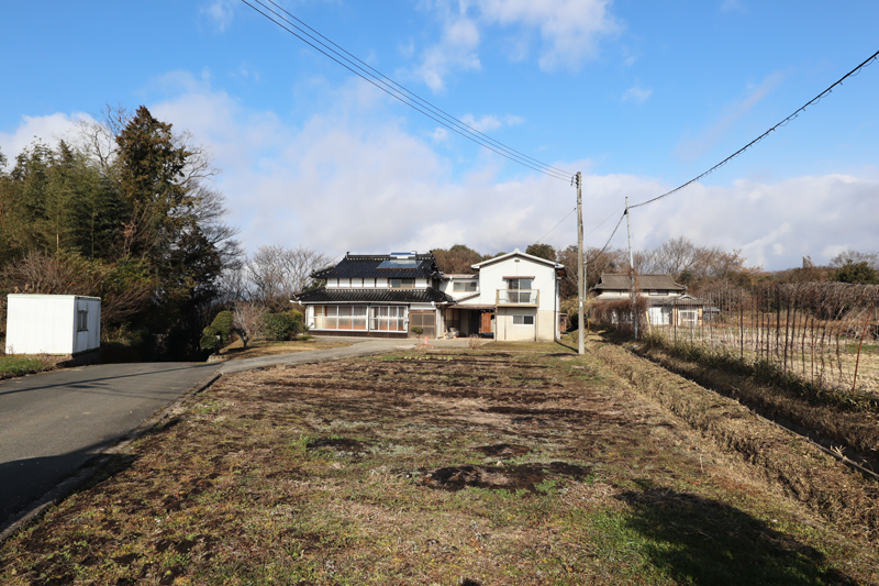 地続き農地から見る物件の様子