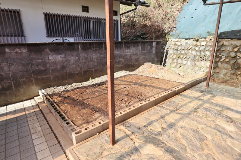 カーポート奥にある花壇